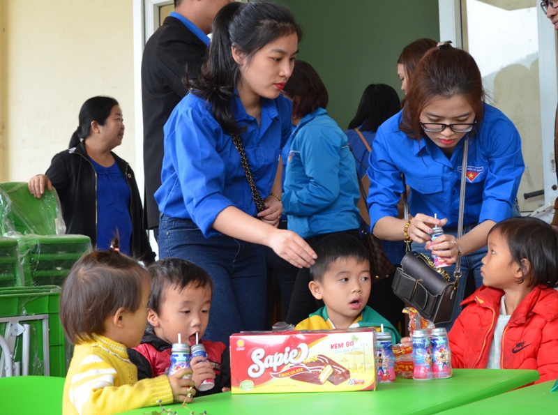 Các đoàn viên thanh niên tham gia giao lưu với các em nhỏ tại điểm trường mầm non Nà Làng