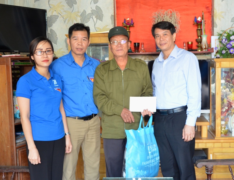 Đoàn tới thăm hỏi và trao quà cho gia đình ông Nguyễn Văn Nhung là thương binh tại thôn Tân Tiến, xã Đồn Đạc