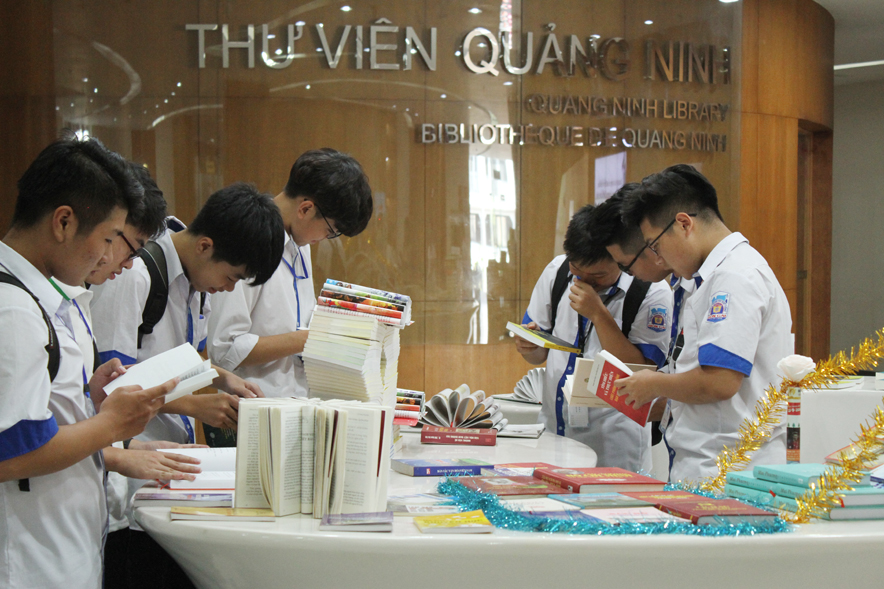 Học sinh đọc sách tại Thư viện Quảng Ninh.