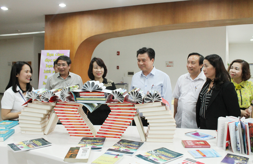 Đồng chí Vũ Thị Thu Thủy, Phó Chủ tịch UBND tỉnh và Thứ trưởng Bộ Giáo dục và Đào tạo Nguyễn Hữu Độ tham quan không gian trưng bày, giới thiệu sách tại Thư viện Quảng Ninh. 