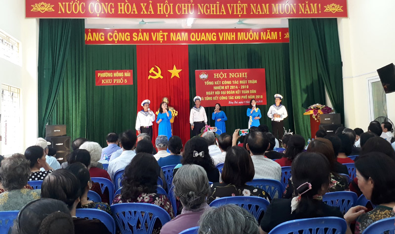 Biểu diễn văn nghệ chào mừng Ngày hội Đại đoàn kết toàn dân tộc của nhân dân khu phố 5, phường Hồng Hải (TP Hạ Long). Ảnh: Trần Minh