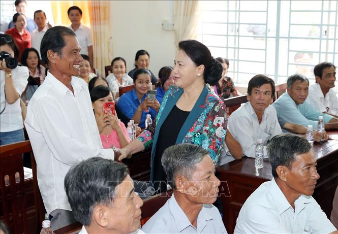 Chủ tịch Quốc hội Nguyễn Thị Kim Ngân với các cử tri.