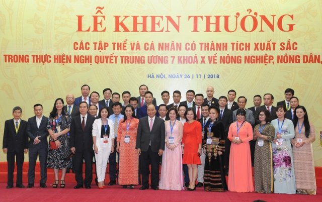 Thủ tướng Nguyễn Xuân Phúc và Trưởng Ban Kinh tế Trung ương Nguyễn Văn Bình với đại diện 30 doanh nghiệp tiêu biểu tham gia triển lãm