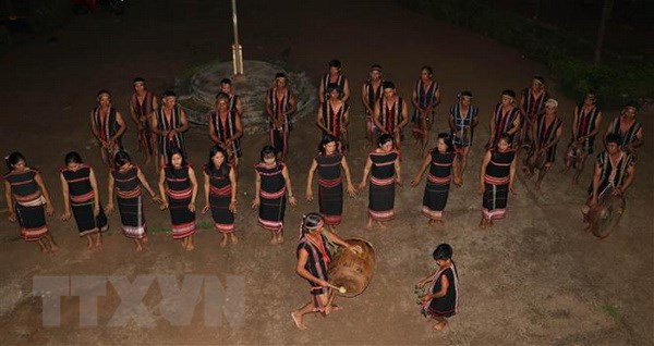 Đội cồng chiêng xã Ia Ka, huyện Chư Păh tích cực tập luyện để trình diễn trại Festival văn hóa cồng chiêng Tây Nguyên 2018. (Ảnh: Hồng Điệp/TTXVN)