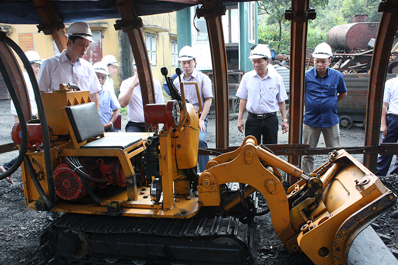 Máy xúc lật hông mi ni được Công ty than Uông Bí cải tiến áp dụng vào sản xuất.