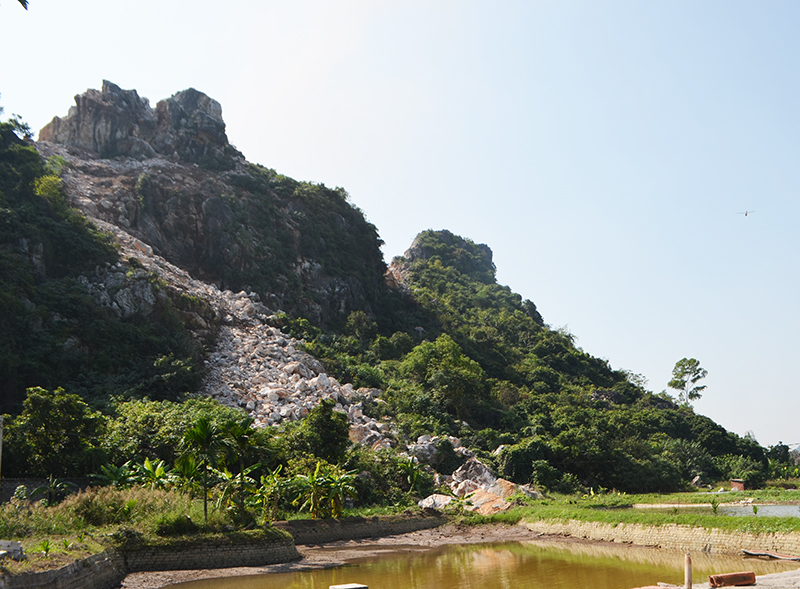 Khu vực đá bị sạt lở tại chân núi Chũng do hoạt động nổ mìn khai thác cắt ngọn của Công ty Ngọc Thắng.