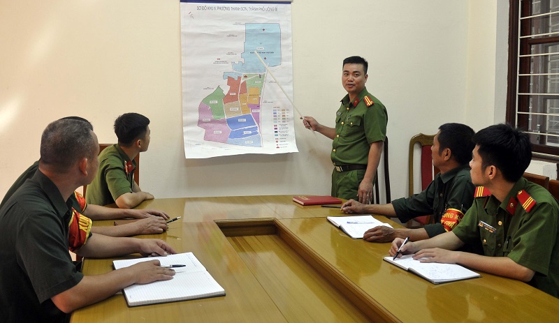 Trung tá Nguyễn Tuấn Anh cùng CBCS đơn vị và lực lượng an ninh xung kích triển khai phương án đảm bảo ANTT tại địa bàn.