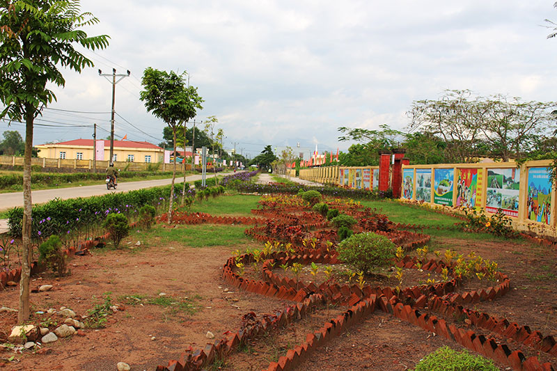 Khuôn viên vườn hoa thôn Trại Dinh xã Đầm Hà.