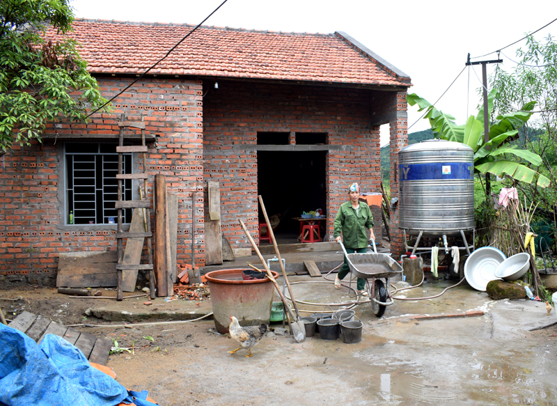 Gia đình ông La Ngọc Long, thôn Cốc Lồng, xã Lục Hồn, huyện Bình Liêu được hỗ trợ xây nhà để thoát nghèo
