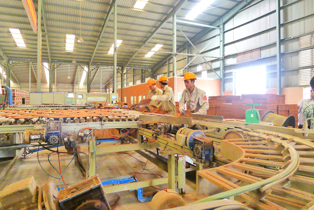 Sản phẩm của Công ty CP Gốm Đất Việt đã hiện diện khắp 63 tỉnh, thành phố trong cả nước và được xuất khẩu tới hơn 40 quốc gia và vùng lãnh thổ trên thế giới. Sản xuất gạch tại Công ty CP gốm Đất Việt