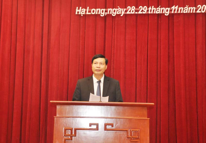 Phó Bí thư Tỉnh uỷ, Chủ tịch HĐND tỉnh Nguyễn Đức Long trình bày báo cáo tình hình phát triển kinh tế-xã hội năm 2018 của tỉnh. 