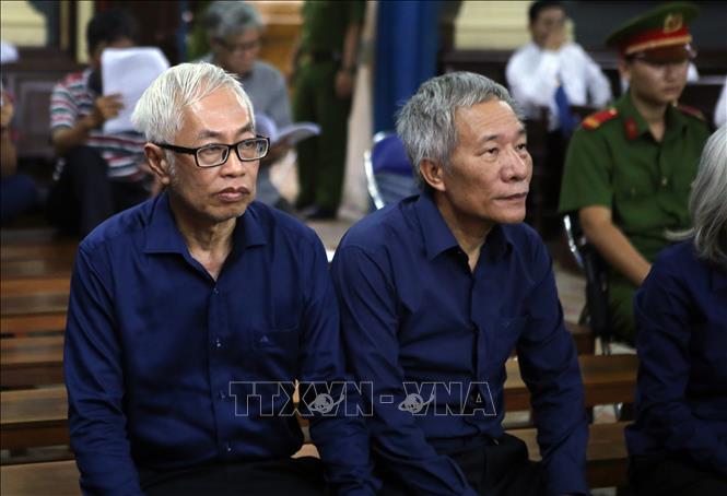 Bị cáo Trần Phương Bình (trái) tại phiên tòa ngày 28/11. Ảnh: Thành Chung/TTXVN