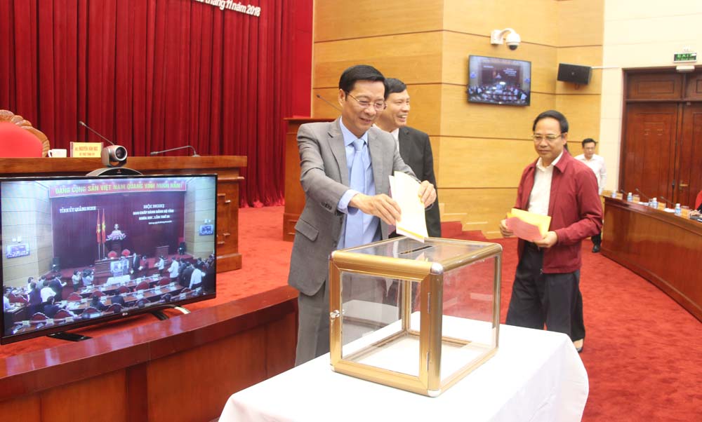 Các đại biểu bỏ phiếu bầu cử chức danh Phó Bí thư Tỉnh uỷ Quảng Ninh nhiệm kỳ 2015-2020