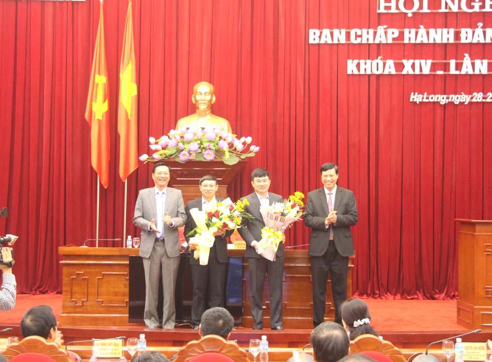 Các đồng chí chí lãnh đạo tỉnh tặng hoa chúc mừng các đồng chí được bầu giữ chức Phó Bí thư tỉnh uỷ nhiệm kỳ 2015-2020