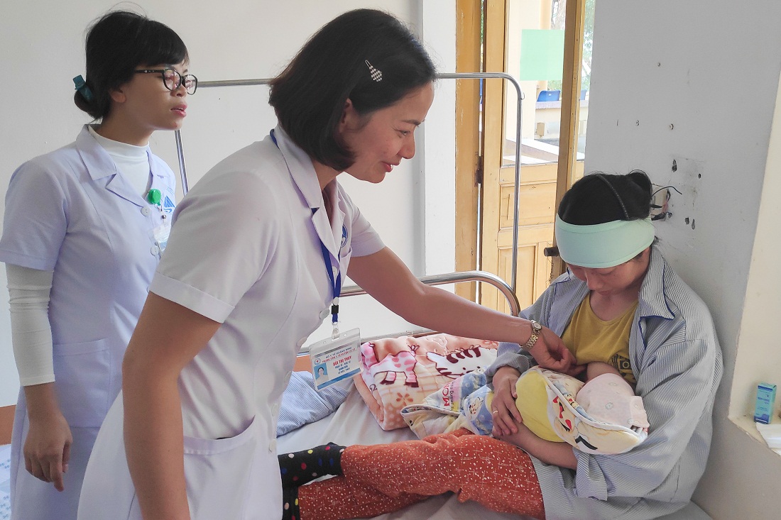Với bất kể người bệnh nào tới điều trị tại Trung tâm, bác sĩ Bùi Thị Thuy đều thăm hỏi chu đáo, ân cần dặn dò như người thân trong nhà.