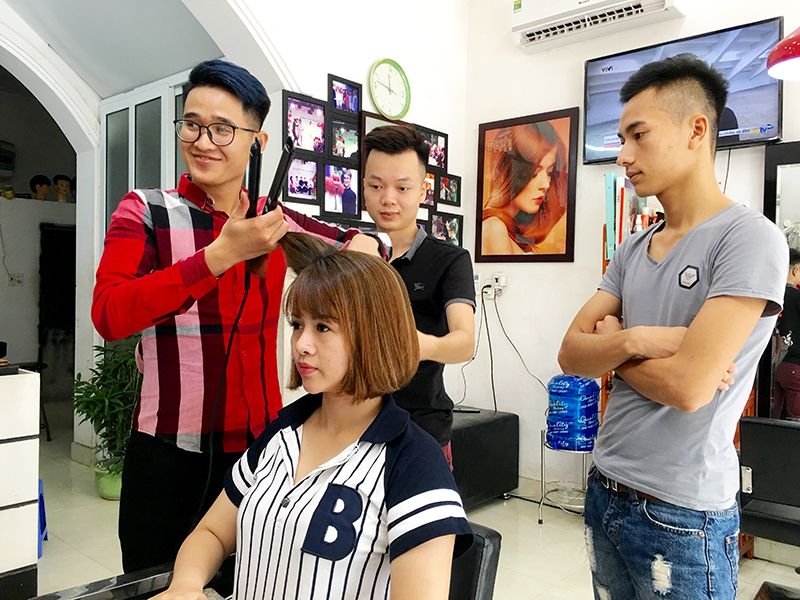Em Văn Khắc Huấn, chủ tiệm Salon tóc Á Đông tại TP Hạ Long
