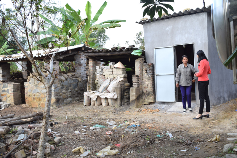 Chị Hoàng Thị Cam, hộ nghèo thôn Đồng Cặm, xã Hoành Mô là một trong số các hộ được hỗ trợ xây nhà tiêu và chuồng trâu hợp vệ sinh môi trường