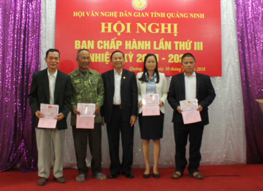 Lãnh đạo Hội Văn nghệ dân gian Quảng Ninh trao quyết định thành lập Chi hội Văn nghệ dân gian huyện Ba Chẽ và kết nạp hội viên mới.