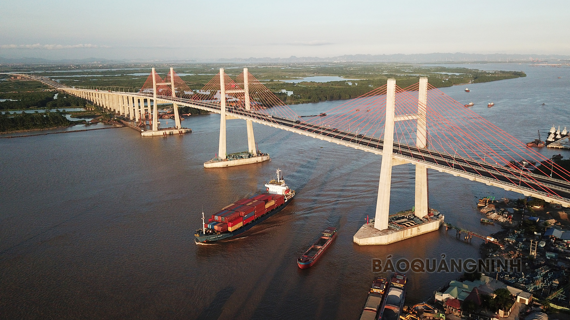 Cầu Bạch Đằng, cao tốc Hạ Long - Hải Phòng hoàn thành đưa vào sử dụng tháng 9/2018là bước đột phá quan trọng về hạ tầng giao thông kết nối vùng kinh tế trọng điểm phía Bắc