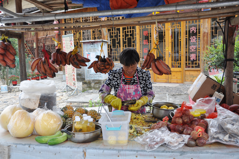 Người dân địa phương bán hàng tại Thổ Lâu Nam Tịnh (Phúc Kiến, Trung Quốc). 