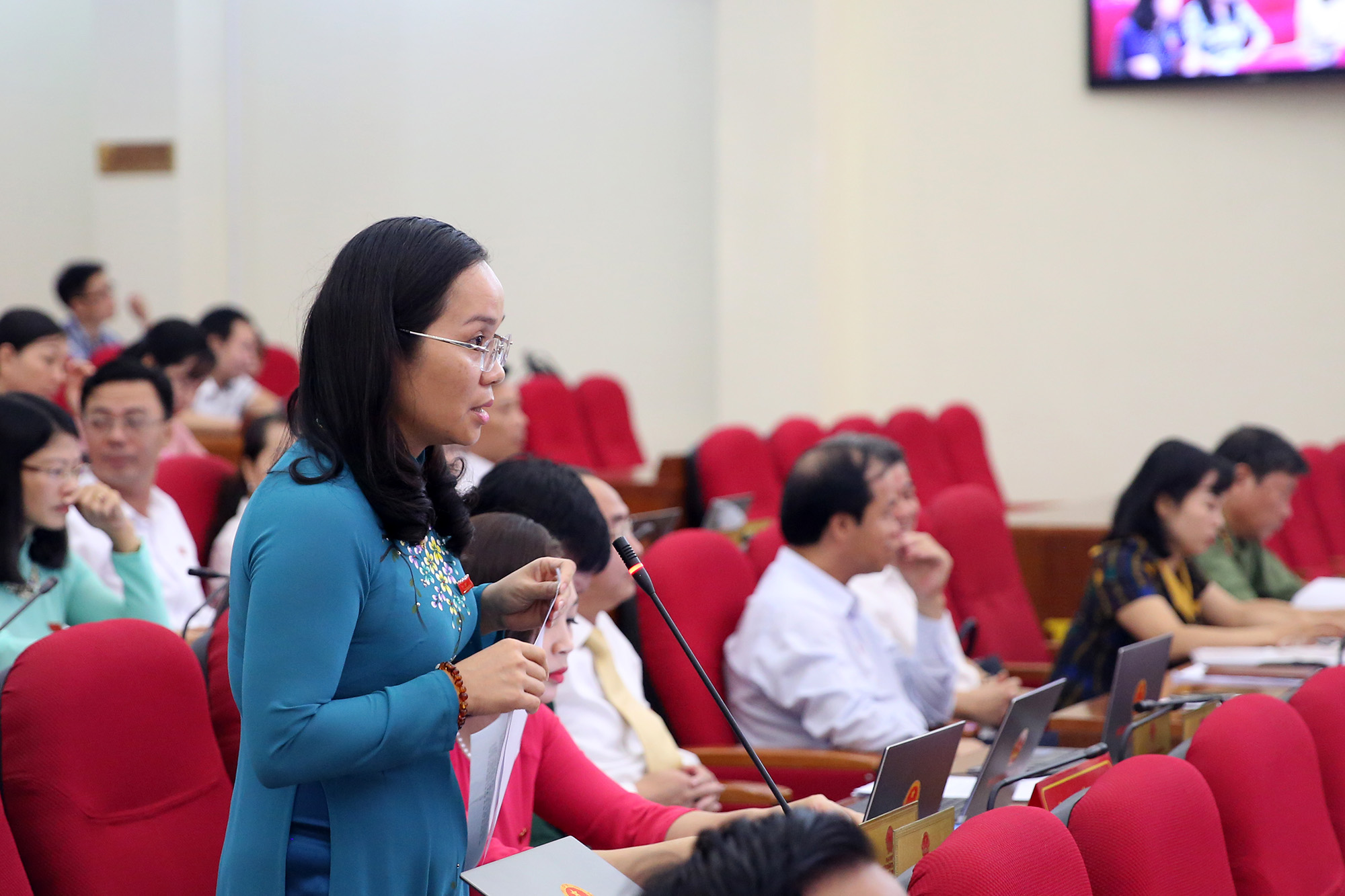 Đại biểu Nguyễn Thị Vân Hà chất vấn Giám đốc Sở TN&MT tại Kỳ họp thứ 8, HĐND tỉnh khóa XIII.