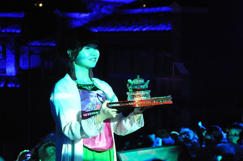 Thiếu nữ bưng trà quảng bá cho trà Đại Hồng Bào ngay tại khu vực khán đài khi biểu diễn vở thực cảnh Đại Hồng Bào.