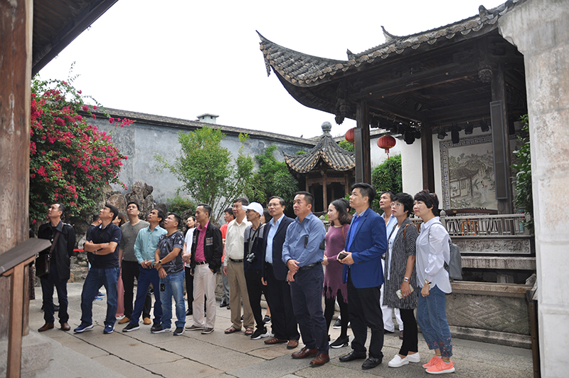 Đoàn cán bộ tỉnh Quảng Ninh tham quan, khảo sát thực tế một kiến trúc cổ bề thế tại Tam phường thất hạng.