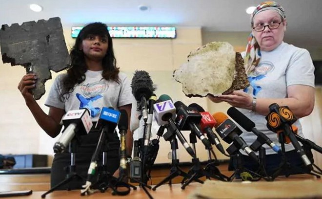 Người thân của các nạn nhân trao cho Chính phủ Malaysia những mảnh vỡ nghi của MH370. (Nguồn: AFP)