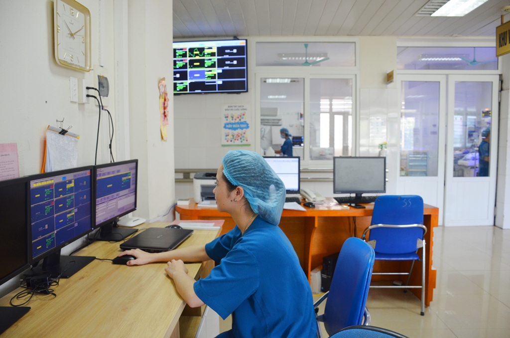 Hệ thống monitor trung tâm bao gồm camera độ nét cao và các cảm biến để theo dõi huyết áp, nhịp tim, hô hấp, độ bão hòa oxy và nhiều thông số khác nhằm đảm bảo an toàn cho người bệnh, giảm bớt gành nặng cho nhân viên y tế.