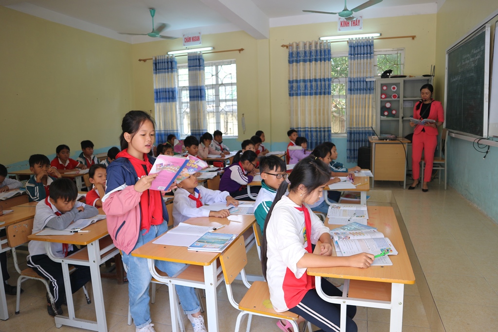 Một giờ học ngoại ngữ của học sinh khối lớp 5 tại trường Tiểu học Hạ Long 1 (xã Hạ Long, huyện Vân Đồn)