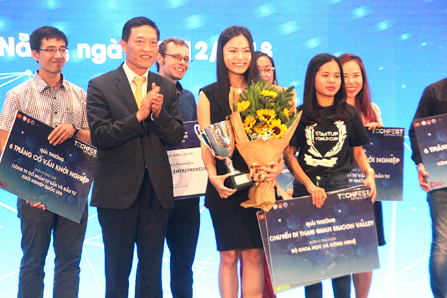 Thứ trưởng Bộ Khoa học và Công nghệ Trần Văn Tùng trao giải cho Abivin - đội giành giải nhất