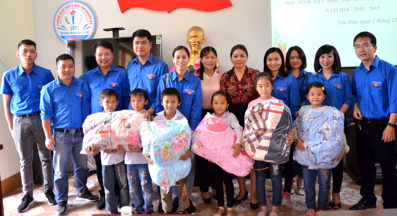 Đoàn thanh niên tình nguyện Cụm Đoàn số 3 trao tặng áo khoác mùa đông cho các em học sinh tiểu học tại Trường TH & THCS Đồng Sơn