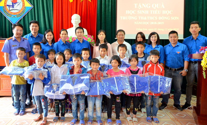 Đoàn trao tặng áo khoác mùa đông cho 50 em học sinh tiểu học tại Trường TH & THCS Đồng Sơn