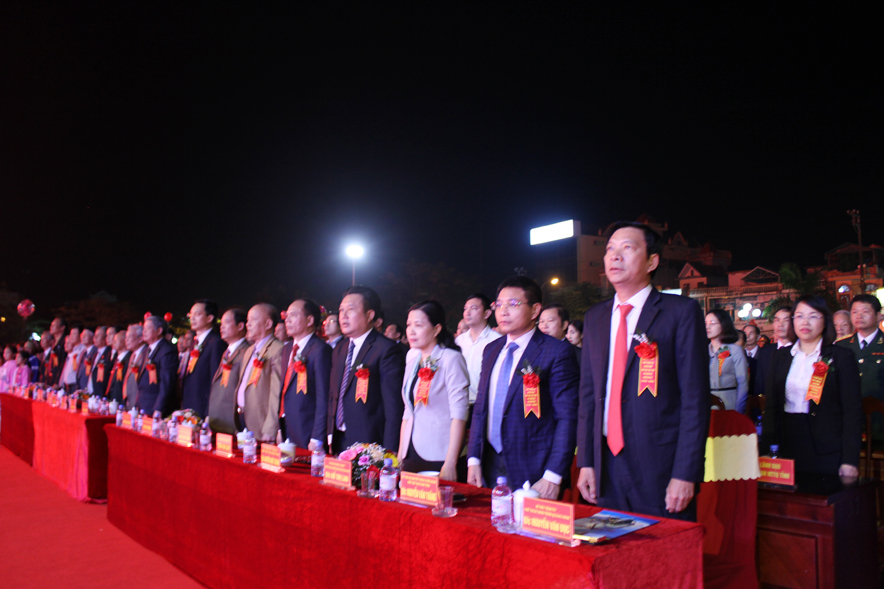 Lãnh đạo tỉnh, đại biểu, Đảng bộ, chính quyền và nhân dân các dân tộc Hải Hà thực hiện nghi thức chào cờ.