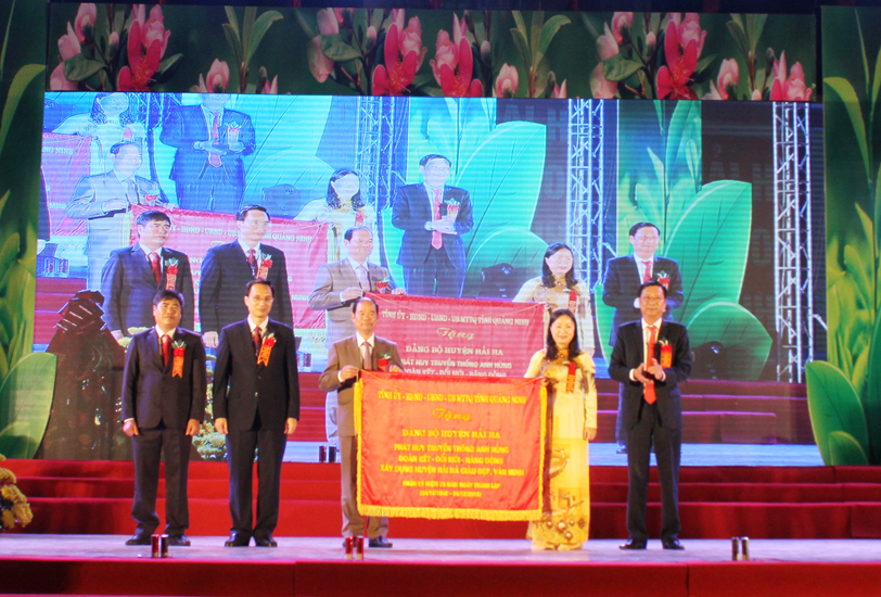 tặng bức trướng của Tỉnh ủy, HĐND tỉnh, UBND tỉnh cho Đảng bộ, chính quyền và nhân dân các dân tộc huyện Hải Hà.