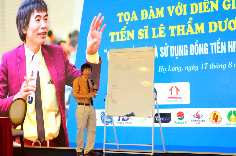 Chương trình Tạo đàm với Tiến sĩ Lê Thẩm Dương do Công ty SIC của Nguyễn Văn Đạt tổ chức đã thu hút được gần 200 doanh nhân trẻ trong toàn tỉnh tham gia