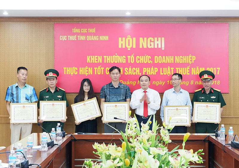 Đồng chí Cao Ngọc Tuấn, Cục trưởng Cục Thuế tỉnh trao Bằng khen của UBND tỉnh cho các doanh nghiệp thực hiện tốt chính sách pháp luật thuế 