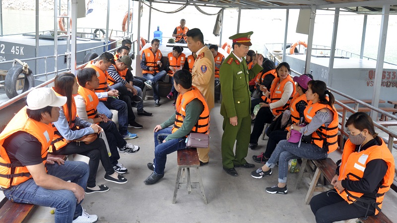 Công an TP Hạ Long tuyên truyền, nhắc nhở người dân mặc áo phao khi tham gia giao thông trên tuyến đường thủy.