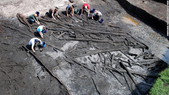 Các nhà khoa học đang khảo sát khu vực khảo cổ chứa các hiện vật từ Thời kỳ Đồ đá. Ảnh: Đại học York.