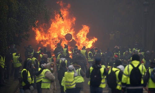 Người biểu tình đốt xe ở thủ đô Paris ngày 1/12. Ảnh: Reuters.