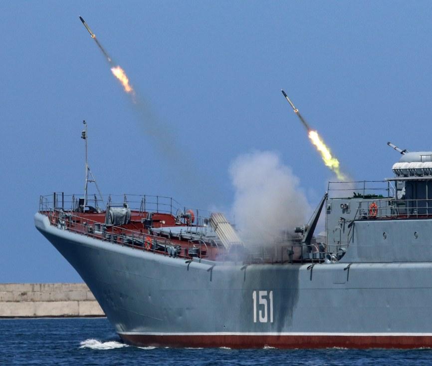 Tàu chiến Nga khai hỏa tên lửa nhằm vào các mục tiêu khủng bố tại Syria. Ảnh: Sputnik