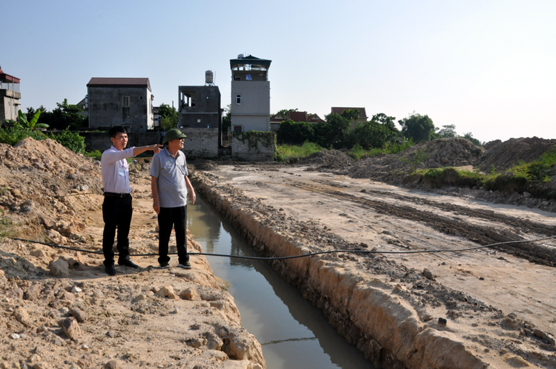 Lãnh đạo phường Yên Thanh (TP Uông Bí) kiểm tra kết quả giải quyết đơn, thư kiến nghị của người dân liên quan đến việc triển khai dự án hạ tầng trên địa bàn