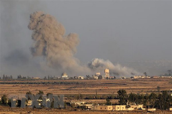 Khói bốc lên sau một cuộc không kích tại Quneitra, miền Nam Syria. (Nguồn: AFP/TTXVN)