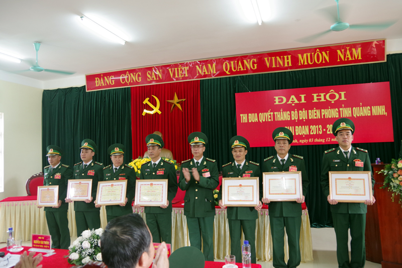 Đại tá Đặng Toàn Quân, Chỉ huy trưởng Bộ Chỉ huy BĐBP tỉnh trao thưởng cho những tập thể, cá nhân có thành tích xuất sắc trong phong trào thi đua quyết thắng giai đoạn 2013-2018