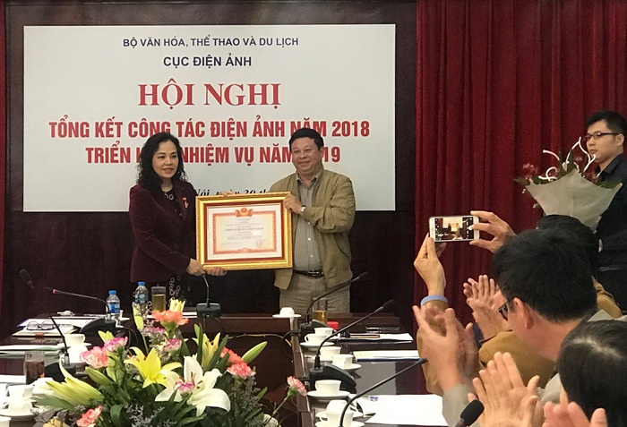 Tại Hội nghị, thừa ủy quyền của lãnh đạo Bộ VHTTDL, ông Phùng Huy Cẩn, Vụ trưởng Vụ Thi đua Khen thưởng đã trao danh hiệu Chiến sĩ thi đua toàn quốc của Thủ tướng Chính phủ cho Cục trưởng Cục Điện ảnh Ngô Phương Lan.