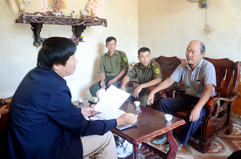Lực lượng công an xã Thống Nhất, huyện Hoành Bồ phối hợp tuyên truyền, vận động người dân giải phòng mặt bằng dự án đường cao tốc Hạ Long - Vân Đồn.