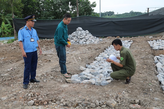 UBND xã Thống Nhất phối hợp với cơ quan chuyên môn của huyện lập biên bản vi phạm hành chính về đất đai trên địa bàn.