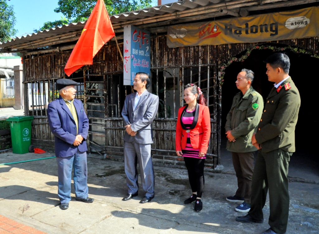 Ông Lý Tài Thông (ngoài cùng bên trái), người có uy tín của xã Tân Dân cùng cán bộ Đội An ninh nhân dân Công an huyện Hoành Bồ và Công an xã Tân Dân tuyên truyền tới người dân những nội dung của đợt cao điểm bảo vệ ANTT Tết Nguyên đán Kỷ Hợi 2019