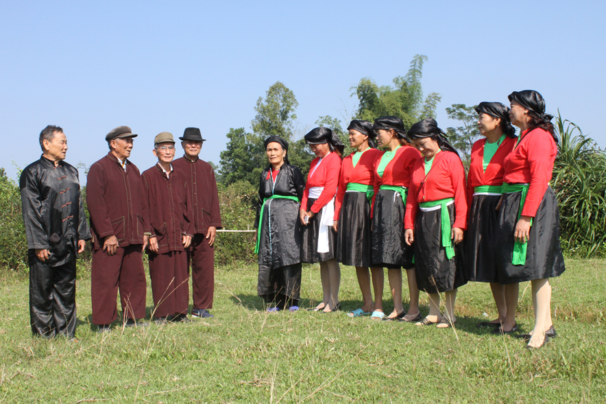 Các thành viên CLB Hát Sọong cô xã Bình Dân (huyện Vân Đồn) tập hát.