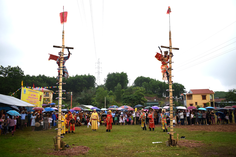 Lễ leo dao tại Lễ hội Văn hóa Thể thao Sán Dìu lần thứ nhất 2018 huyện Tiên Yên